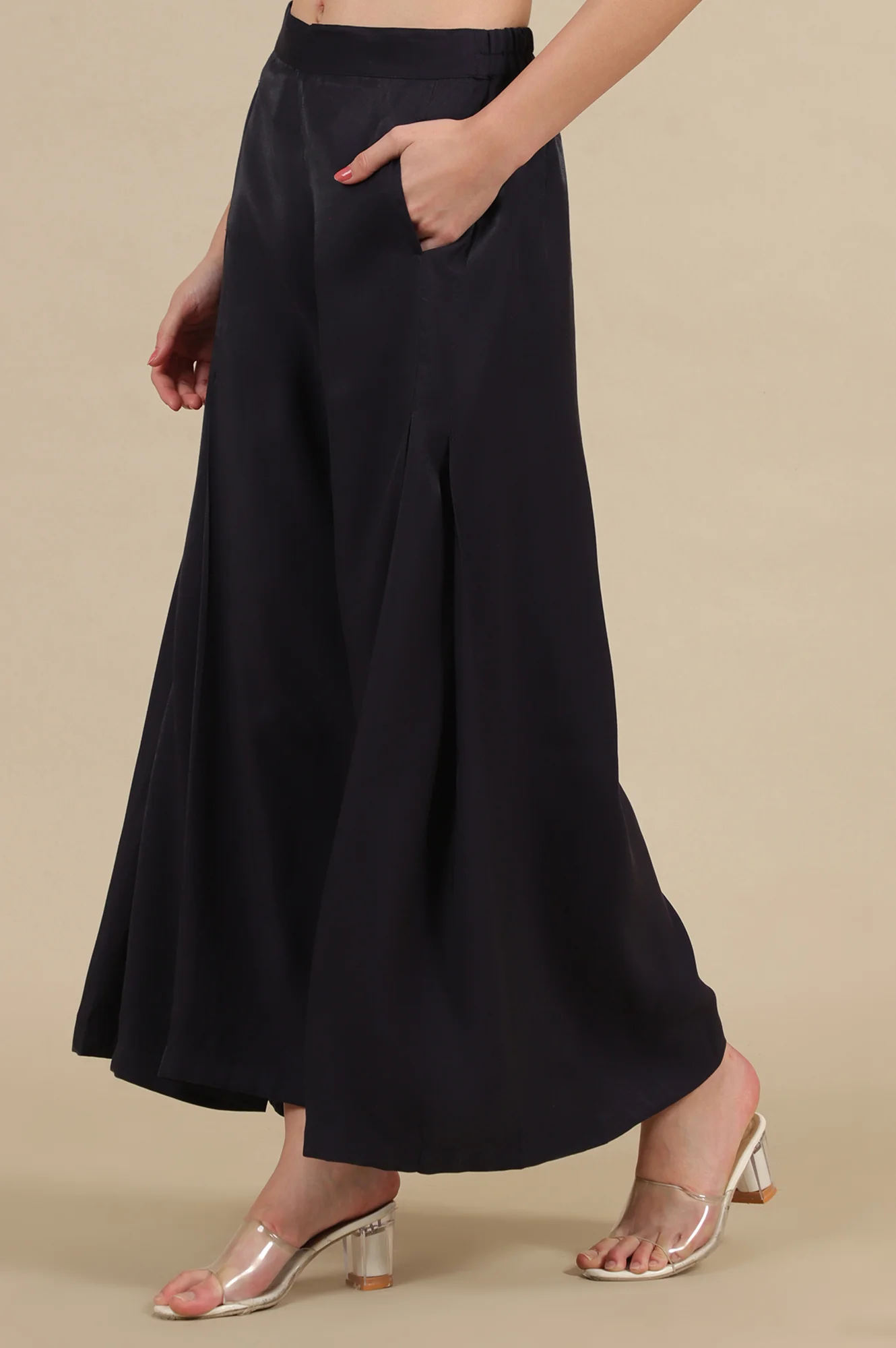 Black Solid Flared Rayon Palazzo With Pleats - Image 3
